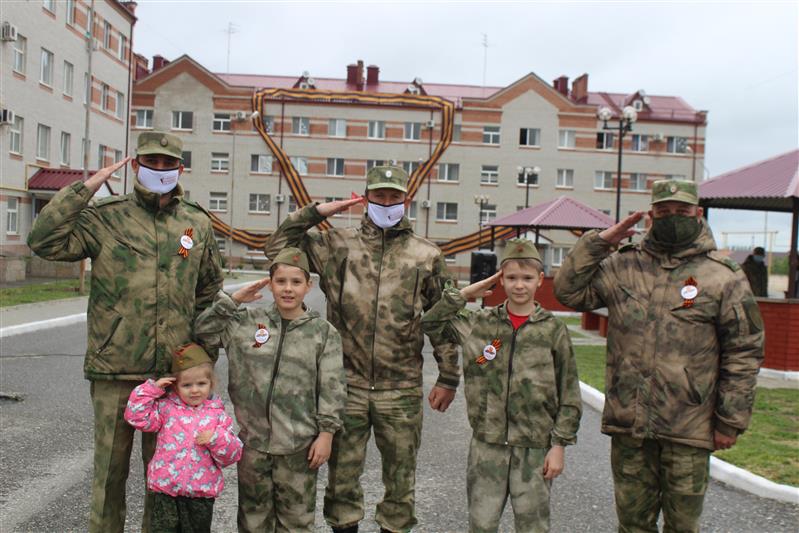 В Гудермесском полку оперативного назначения грозненского соединения военнослужащие развернули самую большую в войсках национальной гвардии РФ  георгиевскую ленту