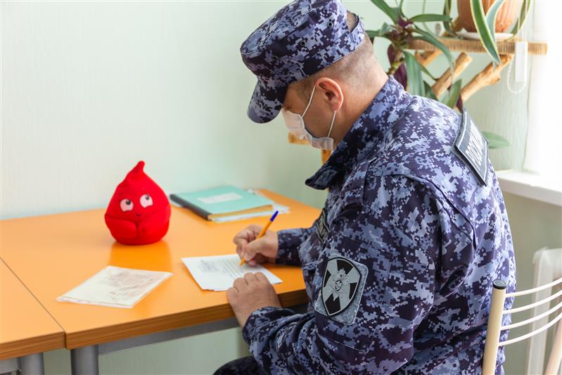 В Краснодаре в преддверии Дня защиты детей сотрудники Росгвардии безвозмездно сдали кровь для нужд лечебных учреждений