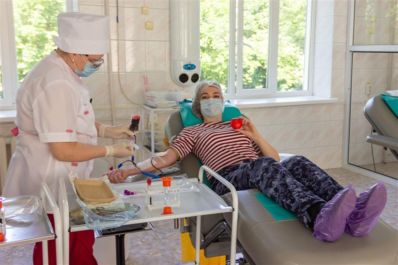 В Краснодаре в преддверии Дня защиты детей сотрудники Росгвардии безвозмездно сдали кровь для нужд лечебных учреждений