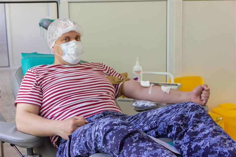 В Краснодаре в преддверии Дня защиты детей сотрудники Росгвардии безвозмездно сдали кровь для нужд лечебных учреждений