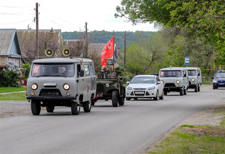 Эстафету акции «Парад у дома ветерана» в честь 75-летия Великой Победы продолжили военнослужащие Росгвардии из Калача-на-Дону