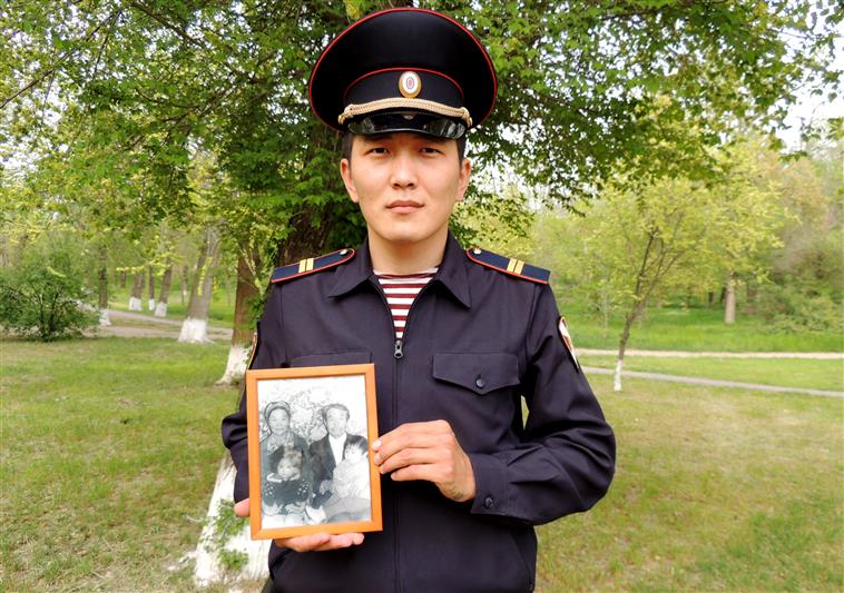Сотрудник Росгвардии из Элисты в рамках акции «Автограф Победы» рассказал коллегам о своем деде-фронтовике.