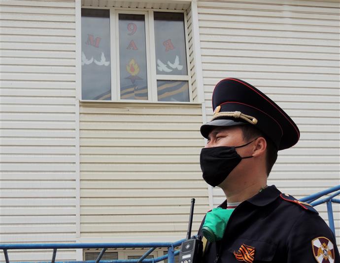 В Калмыкии росгвардейцы присоединились к всероссийской акции «Окна Победы»