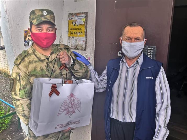 В Калмыкии росгвардейцы поздравили ветерана с наступающим Днем Победы и навестили семьи погибших сослуживцев