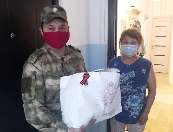 В Калмыкии росгвардейцы поздравили ветерана с наступающим Днем Победы и навестили семьи погибших сослуживцев