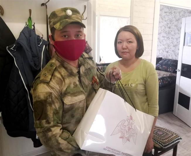В Калмыкии росгвардейцы поздравили ветерана с наступающим Днем Победы и навестили семьи погибших сослуживцев