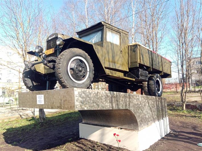 Командир Череповецкого ОМОН восстановил памятник военному транспортному грузовику