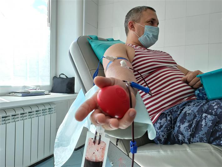 Сотрудники Управления Росгвардии по Красноярскому краю оказали донорскую помощь врачу городской больницы