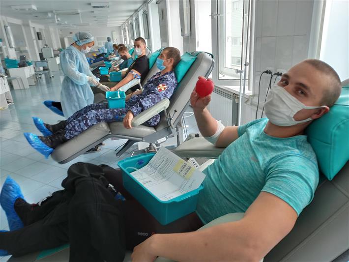 Сотрудники Управления Росгвардии по Красноярскому краю оказали донорскую помощь врачу городской больницы