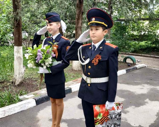 Учащиеся профильного класса Росгвардии в Симферополе поздравили участницу Великой Отечественной войны с 75-летием Победы