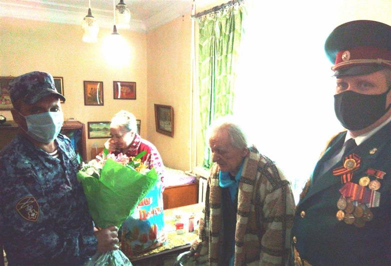 В рамках акции «Парад у дома» крымские росгвардейцы посвятили концертную программу ветерану войны 