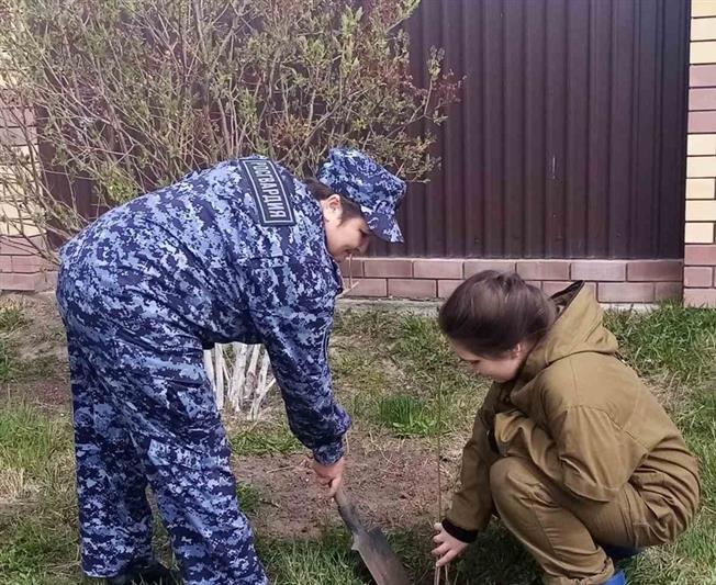 Тюменские росгвардейцы со своими детьми приняли участие в акции «Сад памяти»