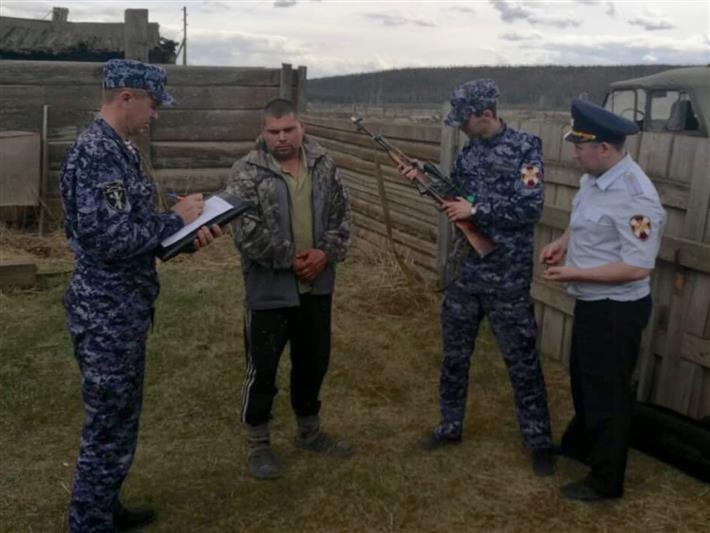  В Качугском районе Иркутской области сотрудники лицензионно-разрешительной работы Росгвардии совместно с представителями охотнадзора проверили владельцев оружия