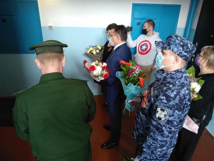 В Югре сотрудники Росгвардии приняли участие в акции «Парад у дома ветерана»