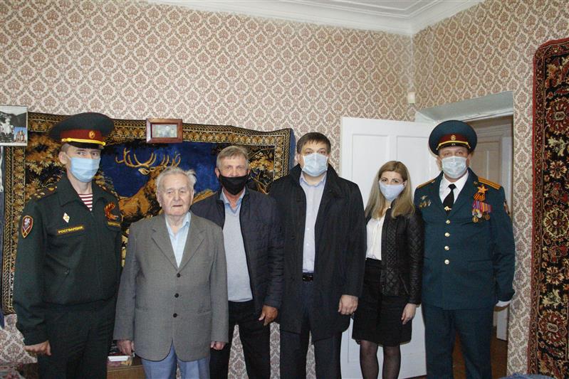 На Ставрополье Росгвардия поздравила ветерана с праздником Великой Победы