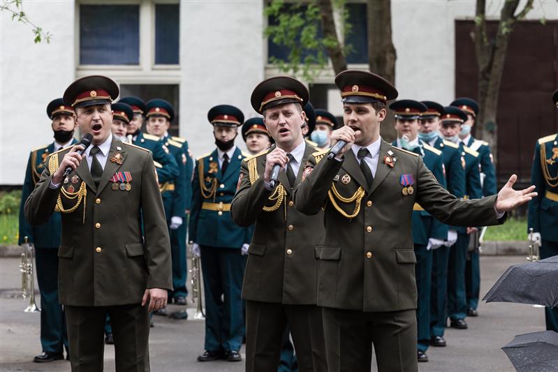 Ансамбль песни и пляски Центрального округа Росгвардии поздравил ветеранов Великой Отечественной войны в Москве