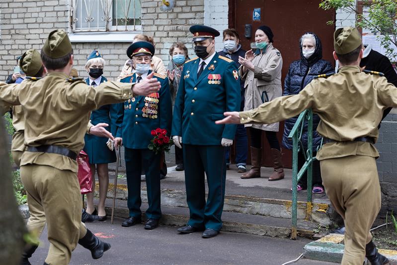 Ансамбль песни и пляски Центрального округа Росгвардии поздравил ветеранов Великой Отечественной войны в Москве
