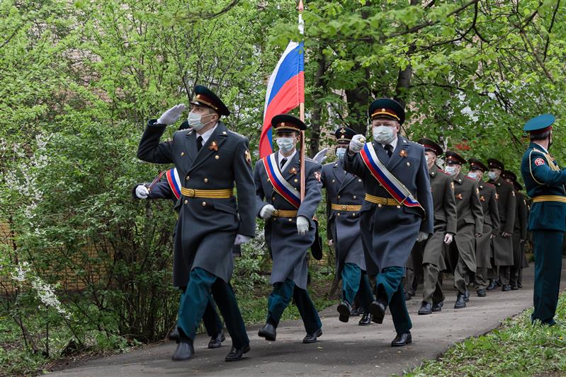 Ансамбль песни и пляски Центрального округа Росгвардии поздравил ветеранов Великой Отечественной войны в Москве