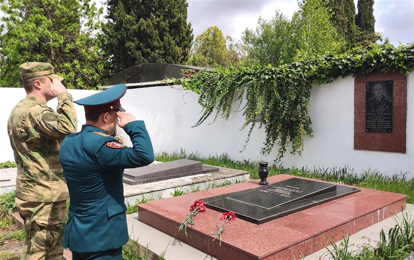 В Севастополе росгвардейцы почтили память Героя Советского Союза комбата Степана Неустроева, под командованием которого 1 мая 1945 года над поверженным рейхстагом было водружено Знамя Победы