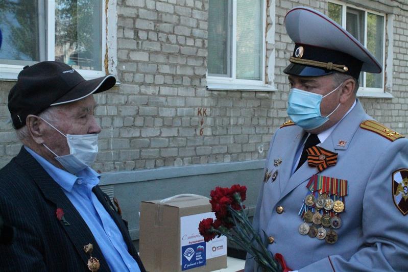 В Башкирии росгвардейцы присоединились к Всероссийской патриотической акции «Парад у дома ветерана»