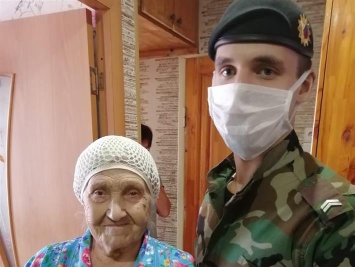 Сотрудники барнаульского ОМОН навестили ветеранов Великой Отечественной войны