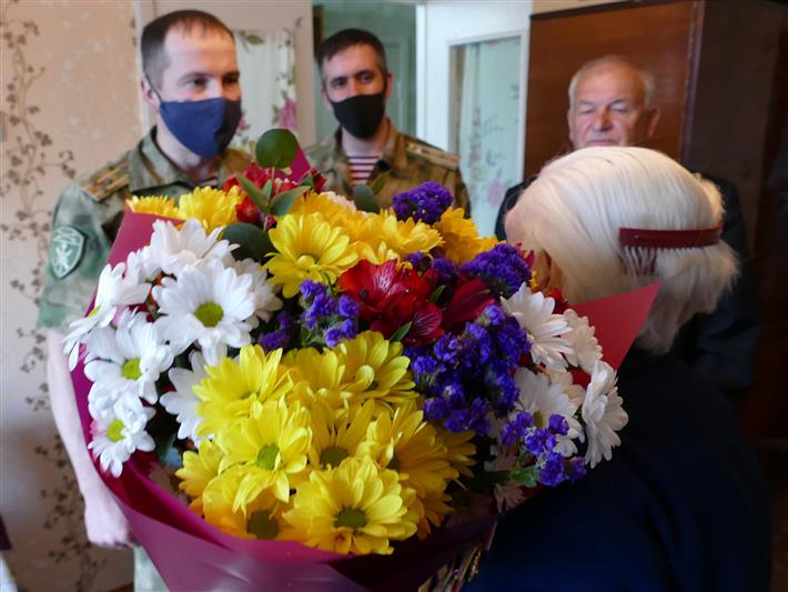 В Иркутской области офицеры Росгвардии поздравили с 97-летием участницу Великой Отечественной войны – ветерана внутренних войск