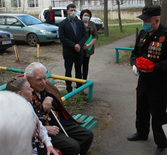 В Липецке ветераны боевых действий на Северном Кавказе поздравляют ветеранов Великой Отечественной войны с Днем Победы