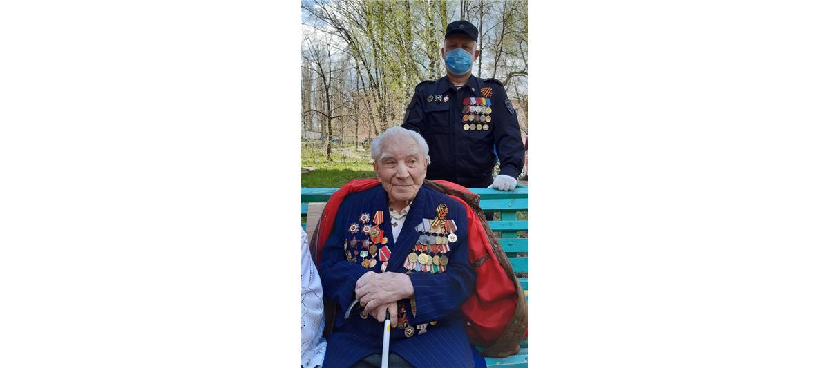 В Липецке ветераны боевых действий на Северном Кавказе поздравляют ветеранов Великой Отечественной войны с Днем Победы