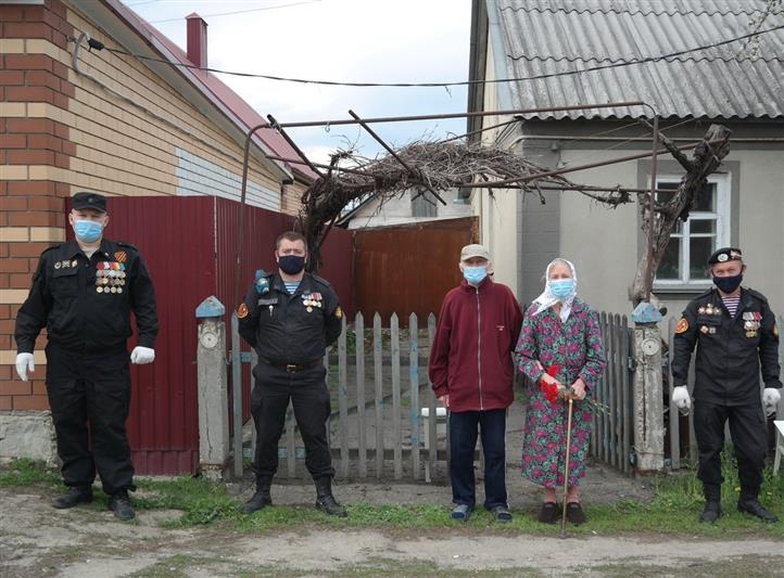 В Липецке ветераны боевых действий на Северном Кавказе поздравляют ветеранов Великой Отечественной войны с Днем Победы