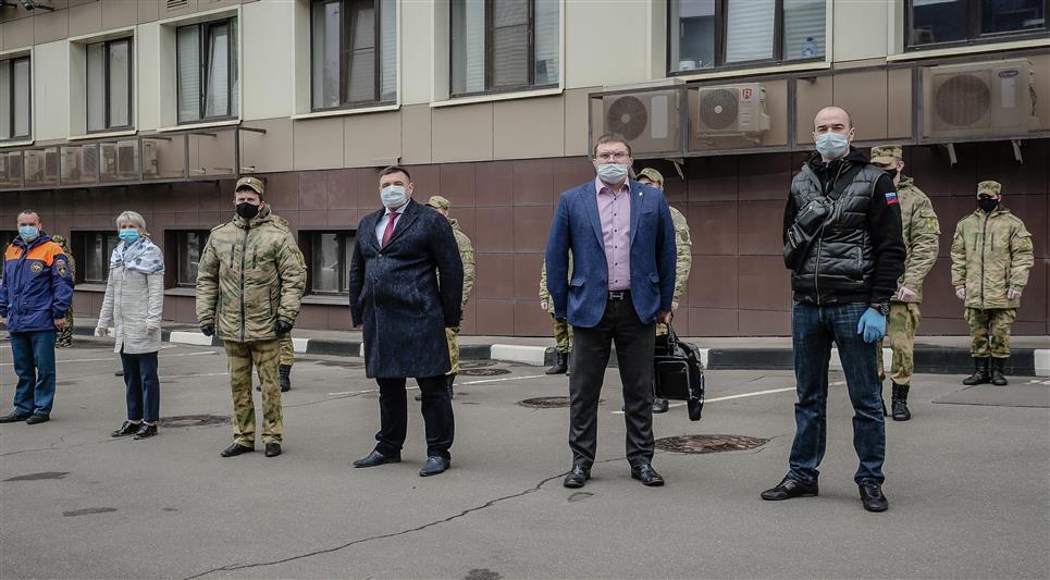 В Москве росгвардейцы оказали адресную помощь семьям погибших сотрудников и военнослужащих, семьям из социальной группы, а также ветеранам службы, находящимся на самоизоляции