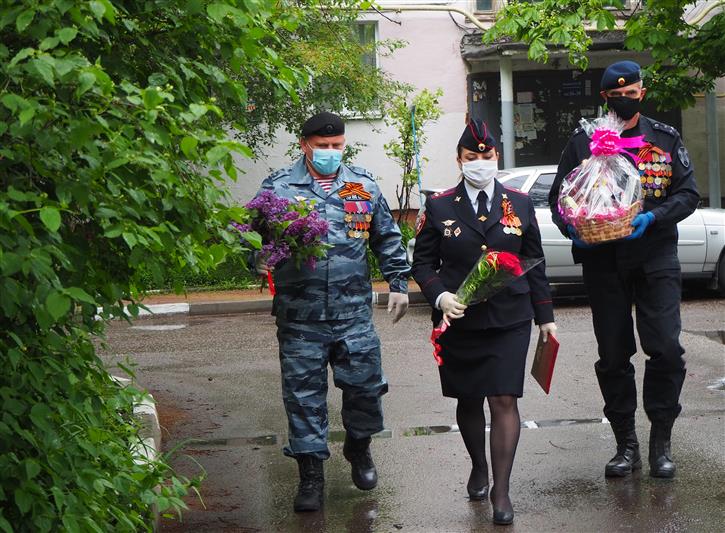 Белгородские росгвардейцы приняли участие в ведомственной акции «Парад у дома ветерана»