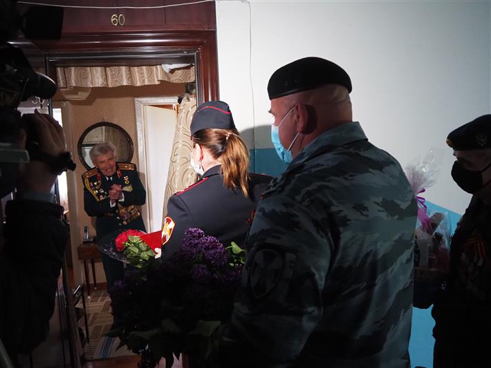 Белгородские росгвардейцы приняли участие в ведомственной акции «Парад у дома ветерана»