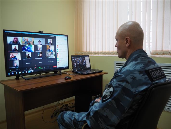 Офицер  белгородского ОМОН провел онлайн-урок  для подшефных кадетов