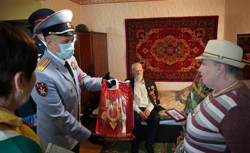Росгвардейцы провели в Кирове акцию «Парад у дома ветерана»