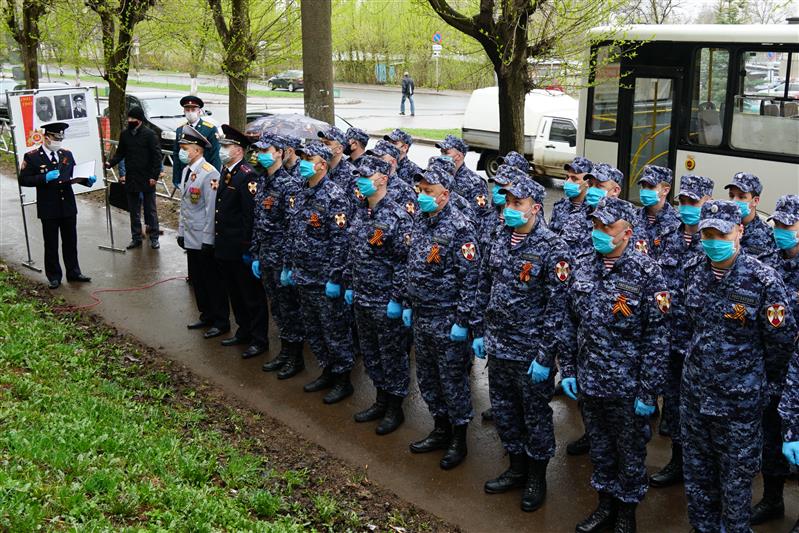Росгвардейцы провели в Кирове акцию «Парад у дома ветерана»