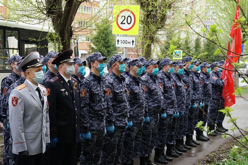Росгвардейцы провели в Кирове акцию «Парад у дома ветерана»