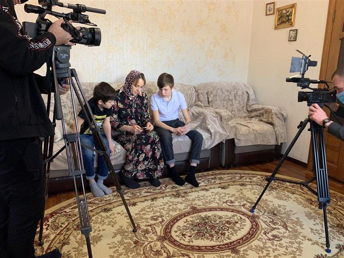 В Чечне журналисты региональных телеканалов сняли сюжет о семье погибшего сотрудника Росгвардии