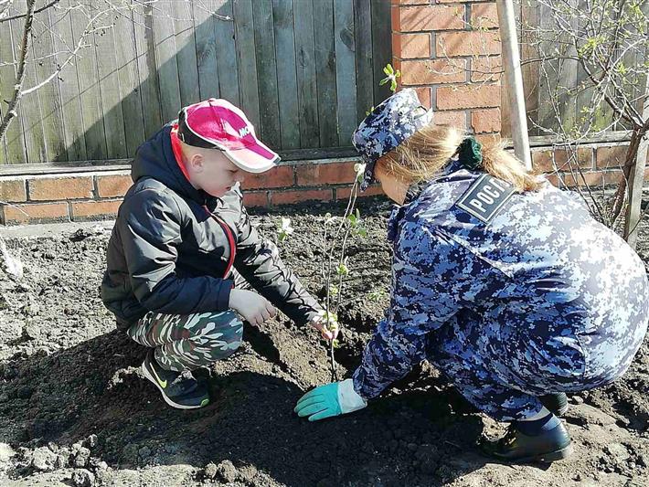 Тюменские росгвардейцы со своими детьми приняли участие в акции «Сад памяти»
