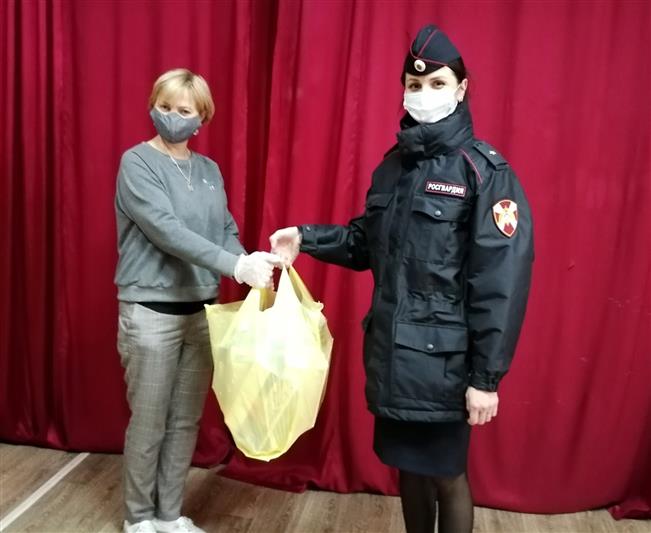 В преддверии Международного дня защиты детей, сотрудники вневедомственной охраны Росгвардии поздравили учеников подшефной коррекционной школы Иркутска с праздником