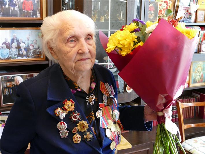 В Иркутской области офицеры Росгвардии поздравили с 97-летием участницу Великой Отечественной войны – ветерана внутренних войск 