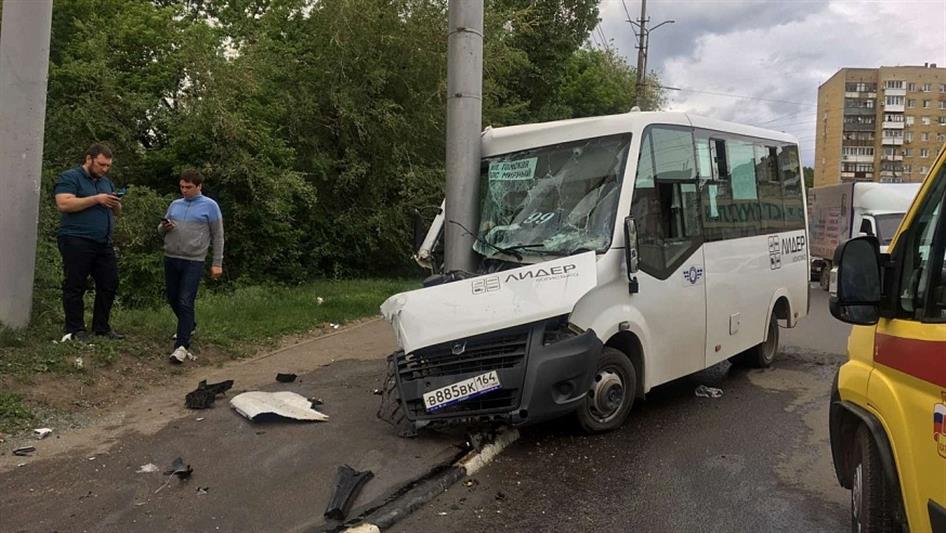 Росгвардеец оказал доврачебную помощь пострадавшим в серьезном ДТП в Саратове