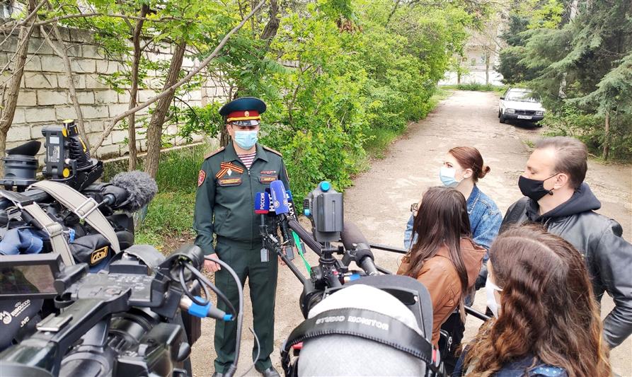 В Севастополе росгвардейцы поздравили с наступающим праздником ветерана Великой Отечественной войны