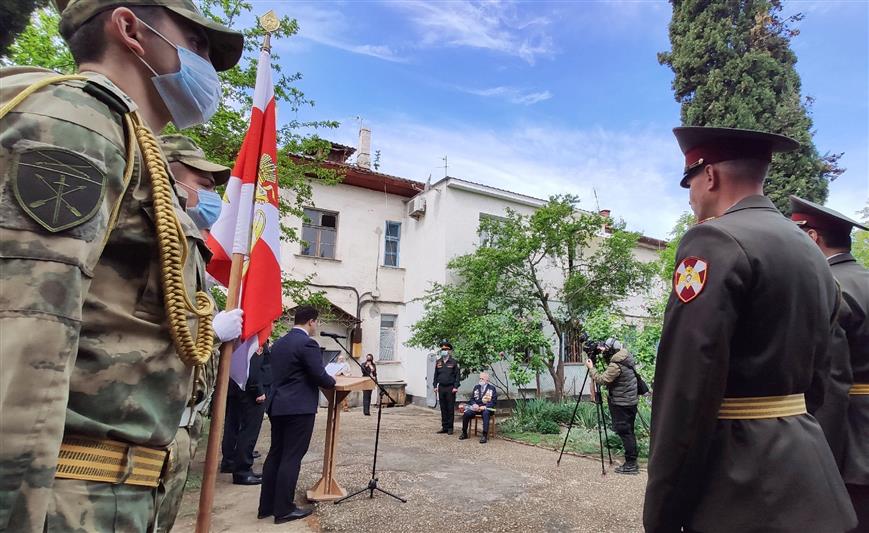 В Севастополе росгвардейцы поздравили с наступающим праздником ветерана Великой Отечественной войны