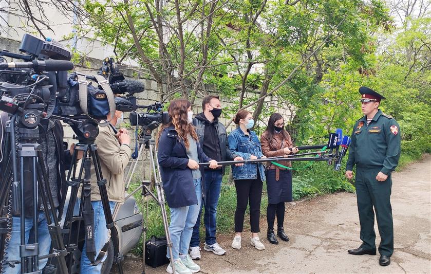 В Севастополе росгвардейцы поздравили с наступающим праздником ветерана Великой Отечественной войны