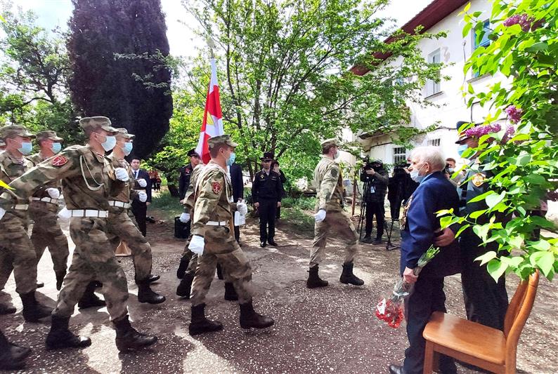 В Севастополе росгвардейцы поздравили с наступающим праздником ветерана Великой Отечественной войны