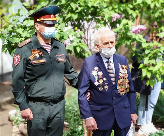 В Севастополе росгвардейцы поздравили с наступающим праздником ветерана Великой Отечественной войны