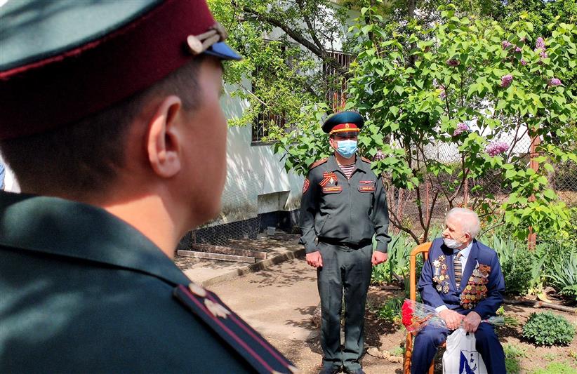 В Севастополе росгвардейцы поздравили с наступающим праздником ветерана Великой Отечественной войны