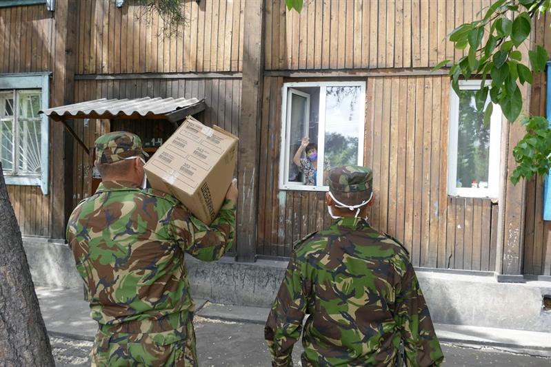 Сотрудники тувинского СОБР Росгвардии в рамках акции «Мы вместе» доставили продукты матери погибшего товарища 