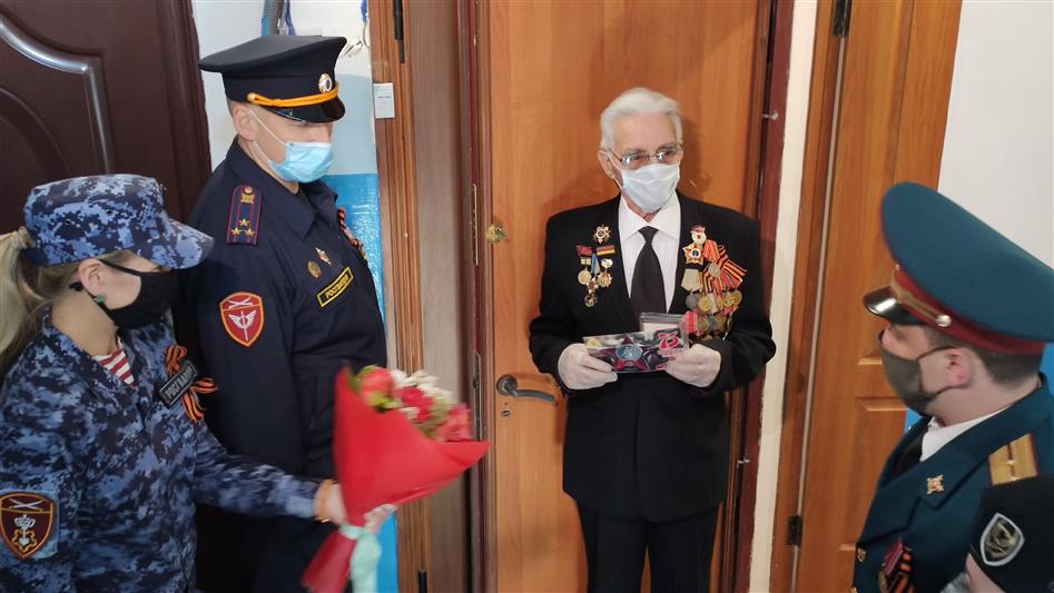 В Севастополе Росгвардия чествует ветеранов Великой Отечественной войны.