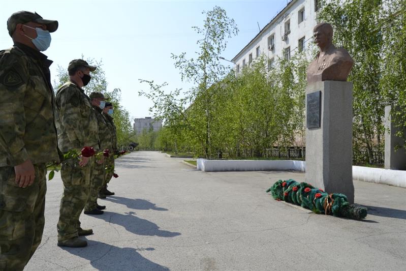 В Якутске сотрудники ОМОН почтили память Героя России Александра Рыжикова, которому сегодня исполнилось бы 60 лет